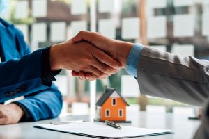 aperto de mão de dois homens sob negócio fechado contrato casa compra imóvel ativos sob gestão finanças mercado imobiliário