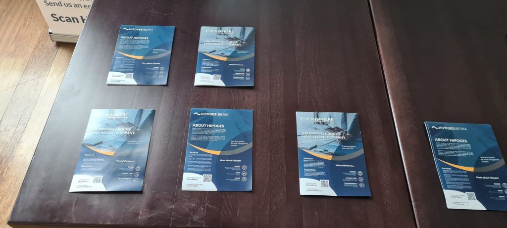panfletos flyers Hemisphere HG e Hipoges em cima de mesa evento avaliação imobiliária