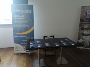 stand de evento panfletos e flyers da Hemisphere HG e Hipoges em mesa congresso avaliação imobiliária