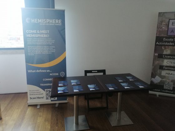 stand de evento panfletos e flyers da Hemisphere HG e Hipoges em mesa congresso avaliação imobiliária