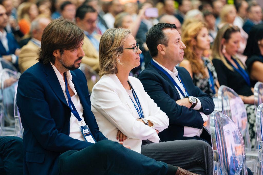 pessoas audiência plateia do Hipoges MoveOn em Lisboa Setembro 2022 ouvindo Luís Silveira e Rui Rocha Directors of Real Estate da Hipoges