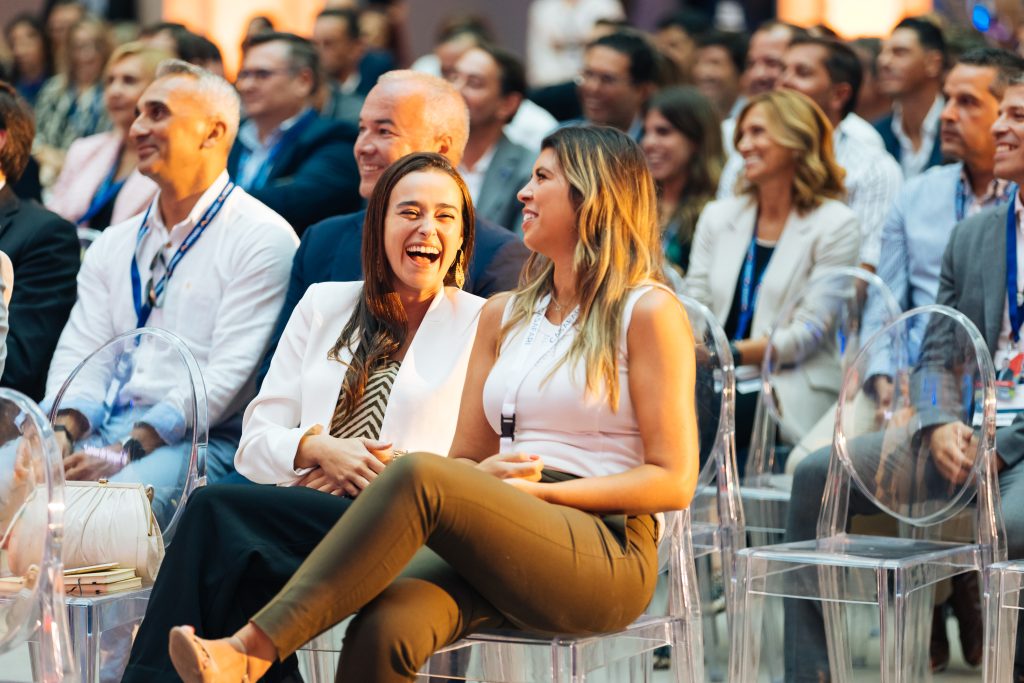 mulheres rindo felizes evento Hipoges MoveOn pessoas aprendizagem evolução profissional e pessoal crescimento do negócio lider de mercado Grupo Hipoges maior evento de brokers do país