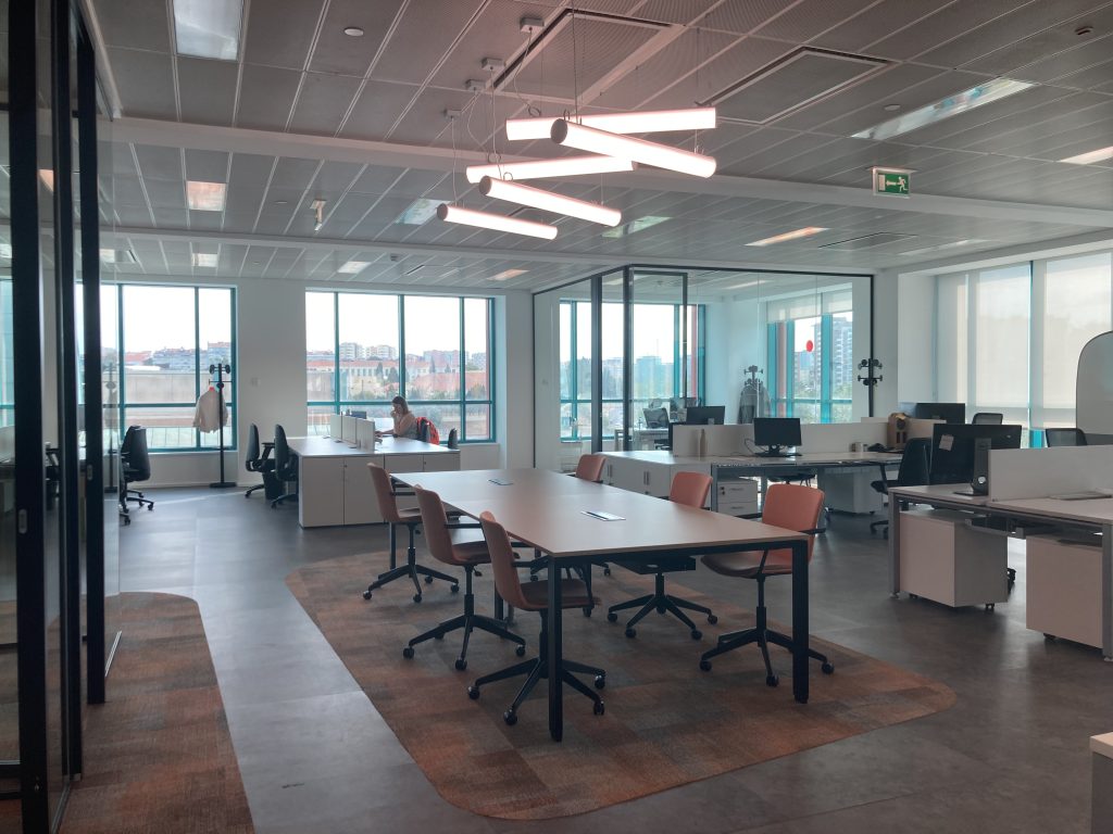 nueva oficina moderno open space decoracion comodo identidad de marca personas equipos empleados lisboa torre oriente colombo