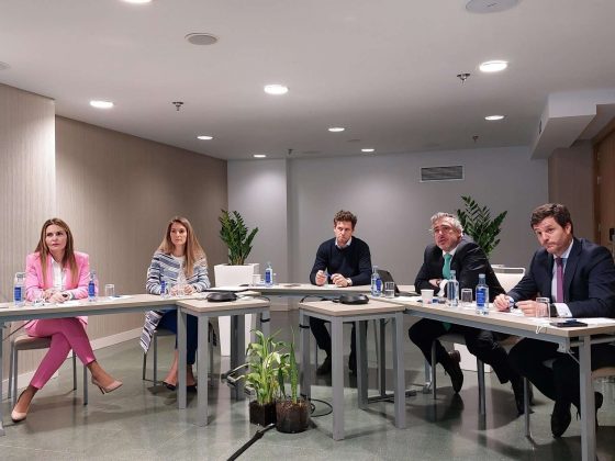 Margarida Maia Marta Marquéz Claudio Panunzio Hugo Velez Juan Ramón from left to right seated at table conference streaming event internal Hipoges Global Town Hall 2022 growth ambition expansion REOs NPL servicer