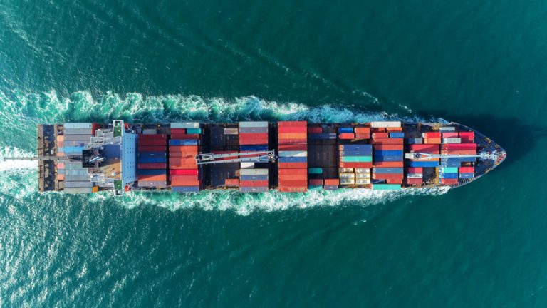 barco de exportações com contentores de encomendas navio de carga no mar Portugal