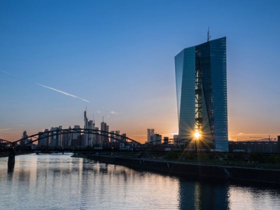 Banco Central Europeu em linha no horizonte pôr-do-sol com reflexo na água Taxa Euribor a 6 meses positiva que não aocntecia desde 2015