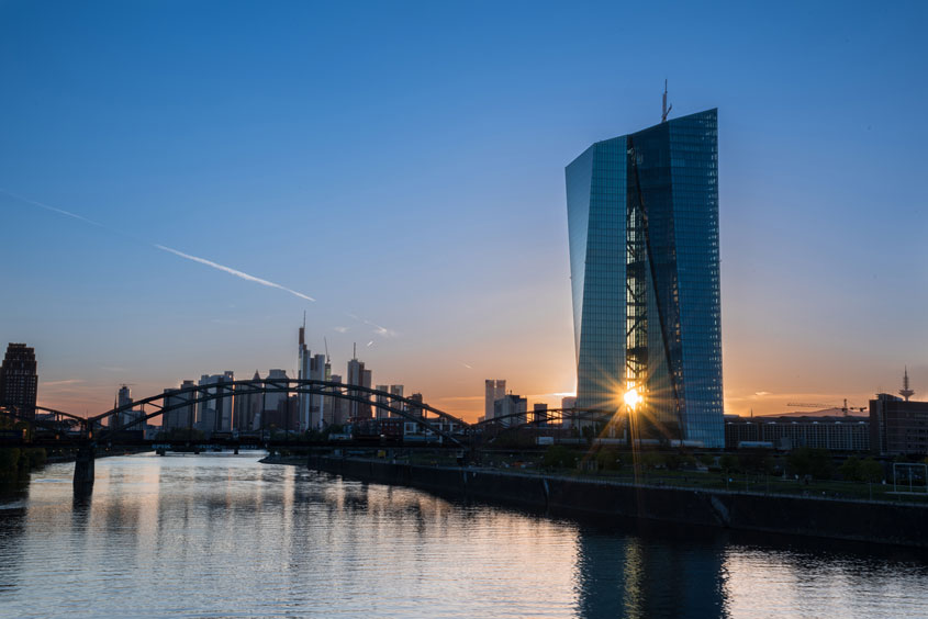 Banco Central Europeu em linha no horizonte pôr-do-sol com reflexo na água Taxa Euribor a 6 meses positiva que não aocntecia desde 2015