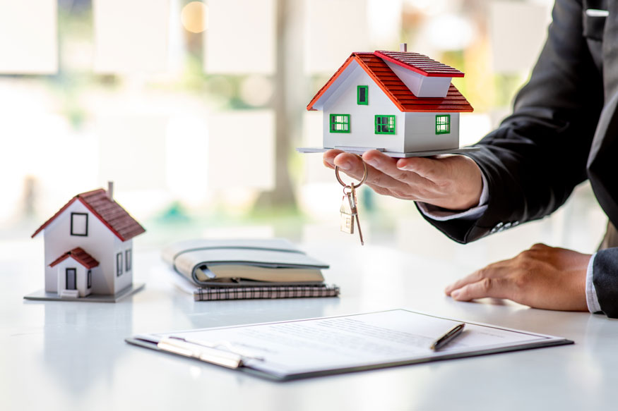 Crédito habitação para comprar casa pedir empréstimo ao banco financiamento para imóvel homem de fato trabalha no banco entrega casa e chaves contrato de crédito caneta