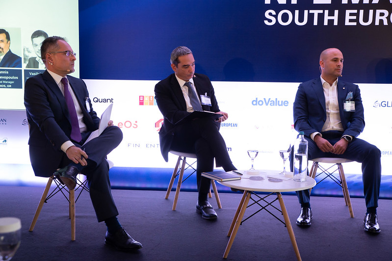 NPL Management South Europe 2022 Evento DDC Financial Nikitas Zisimos Managing Director Hipoges Hellas Alsvit com painel figuras-chave do mercado REO imobiliário discussão sobre futuro 2023 inflação