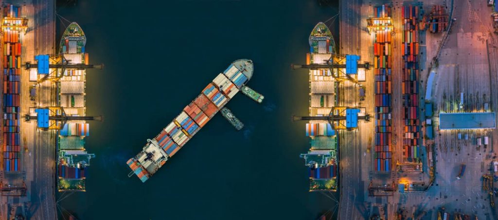barcos cargueiros em porto de carga contentores exportação setor logístico marítimo