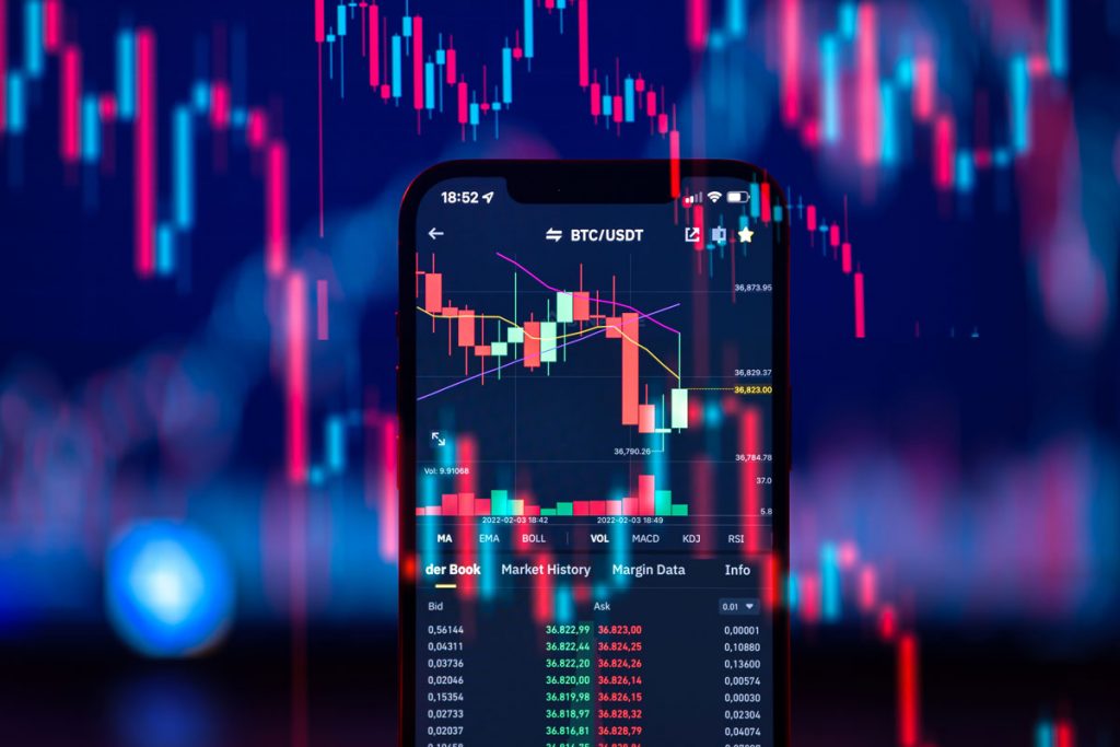 telemóvel em app de gestão de criptoativos criptomoedas moedas digitais análise de mercado financeiro fundo eletrónico 